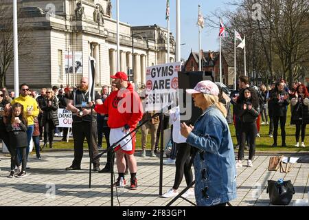 Cardiff, pays de Galles - 2021 avril : personne s'adressant à la foule lors d'une manifestation publique contre le verrouillage continu des gymnases Banque D'Images