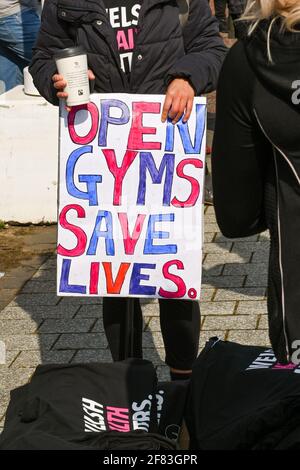 Cardiff, pays de Galles - 2021 avril : panneau fait maison tenu par une personne lors d'une manifestation pour protester contre le verrouillage continu des gymnases Banque D'Images