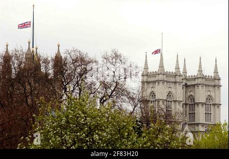 L'Union Jack vole en Berne au-dessus de Westminster aujourd'hui dans Réponse à la mort de la reine mère hier.31 mars 2002 photo Andy Paradise Banque D'Images