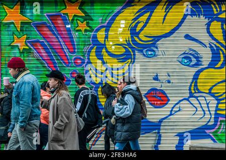 Londres, Royaume-Uni. 11 avril 2021. Nouveaux graffitis sur les magasins fermés - Camden Lock est bondé à la veille de la prochaine étape de l'assouplissement des restrictions de coronavirus, permettant à la vente au détail non essentielle de rouvrir. Peu de gens portent des masques comme ils sont à l'extérieur, mais la distanciation sociale est devenue une chose du passé. Crédit : Guy Bell/Alay Live News Banque D'Images