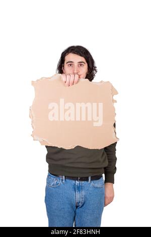 Homme montrant à la caméra une feuille de carton vierge avec un espace de copie pour les messages et les annonces. Bannière vide pour la publicité. Démonstration de rue ou rp Banque D'Images