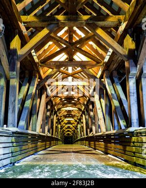 l'intérieur d'un pont en bois en hiver Banque D'Images