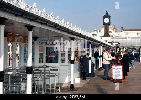 Personnes achetant des fruits de mer frais sur Brighton Pier, Brighton, East Sussex, Royaume-Uni, avec espace copie Banque D'Images