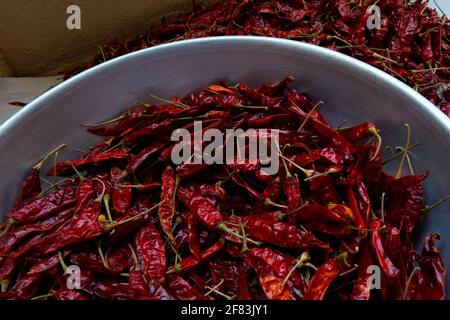 vue de dessus des piments rouges séchés isolés sur le panier Banque D'Images