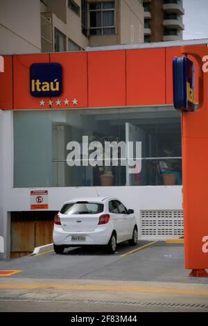 salvador, bahia, brésil - 22 janvier 2021 : façade de la banque Itau dans le quartier de Barra dans la ville de Salvador. Banque D'Images