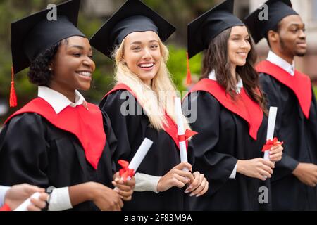 Jolie femme blonde au sein d'un groupe international d'étudiants Banque D'Images