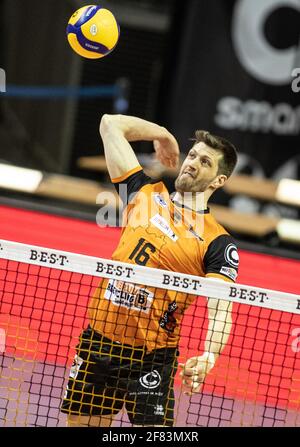 Berlin, Allemagne. 11 avril 2021. Volleyball, hommes: Bundesliga, volées de Berlin - VfB Friedrichshafen, tour de championnat, finale, Matchday 2, Max-Schmeling-Halle. Eder Carbonera de Berlin joue le ballon. Credit: Andreas Gora/dpa/Alay Live News Banque D'Images