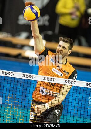 Berlin, Allemagne. 11 avril 2021. Volleyball, hommes: Bundesliga, volées de Berlin - VfB Friedrichshafen, tour de championnat, finale, Matchday 2, Max-Schmeling-Halle. Eder Carbonera de Berlin joue le ballon sur le net. Credit: Andreas Gora/dpa/Alay Live News Banque D'Images