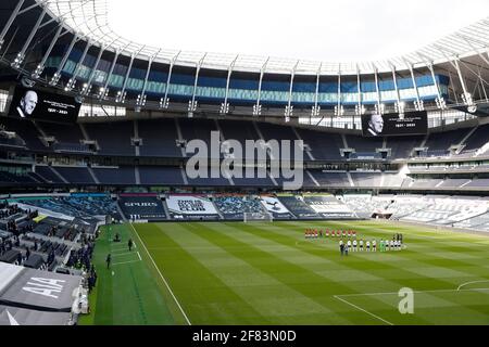 Les joueurs de Tottenham Hotspur et de Manchester United observent un silence de deux minutes avant le début du match, après l'annonce de vendredi de la mort du duc d'Édimbourg à l'âge de 99 ans lors du match de la Premier League au stade Tottenham Hotspur, à Londres. Date de la photo: Dimanche 11 avril 2021. Banque D'Images