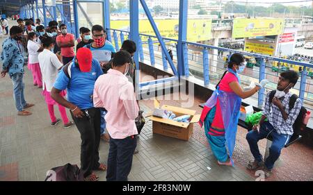 (210411) -- BANGALORE, 11 avril 2021 (Xinhua) -- les travailleurs de la santé recueillent des échantillons de passagers pour un test de réaction en chaîne de la polymérase (RT-PCR) à une station de bus, à Bangalore, Inde, avril 11, 2021. (STR/Xinhua) Banque D'Images