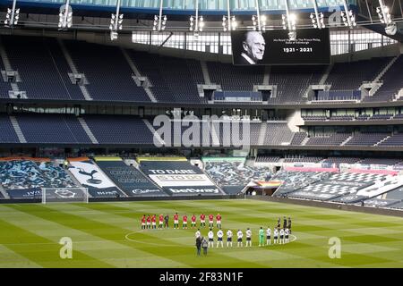 Les joueurs de Tottenham Hotspur et de Manchester United observent un silence de deux minutes avant le début du match, après l'annonce de vendredi de la mort du duc d'Édimbourg à l'âge de 99 ans lors du match de la Premier League au stade Tottenham Hotspur, à Londres. Date de la photo: Dimanche 11 avril 2021. Banque D'Images