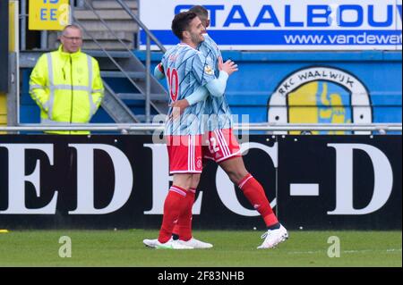 WAALWIJK, PAYS-BAS - AVRIL 11 : Sébastien Haller d'Ajax célébrant son but avec Dusan Tadic d'Ajax lors du match néerlandais entre Eredivisie RKC Banque D'Images