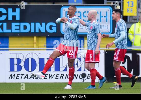 WAALWIJK, PAYS-BAS - AVRIL 11 : Sébastien Haller d'Ajax célébrant son but avec Dusan Tadic d'Ajax lors du match néerlandais entre Eredivisie RKC Banque D'Images