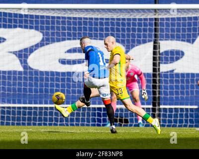 Stade Ibrox, Glasgow, Royaume-Uni. 11 avril 2021. Scottish Premiership football, Rangers versus Hibernian; Ryan Kent de Rangers tire au-delà de Gogic et marque leur deuxième but pour le faire 2-0 en minute 75 crédit: Action plus Sports/Alay Live News Banque D'Images