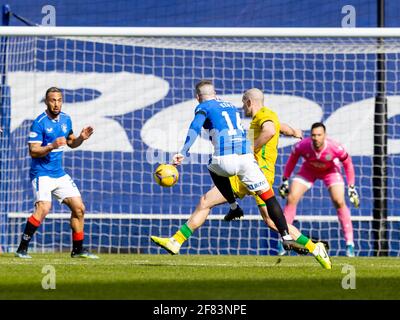 Stade Ibrox, Glasgow, Royaume-Uni. 11 avril 2021. Scottish Premiership football, Rangers versus Hibernian; Ryan Kent de Rangers tire au-delà de Gogic et marque leur deuxième but pour le faire 2-0 en minute 75 crédit: Action plus Sports/Alay Live News Banque D'Images