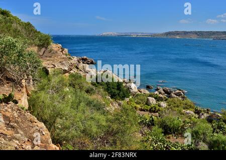 MELLIEHA, MALTE - 21 septembre 2015 : les falaises et les failles rocheuses le long de l'Ahrax tal-Mellieha et de la baie de Ghadira à Malte, lors d'une journée ensoleillée en été. Preuve o Banque D'Images