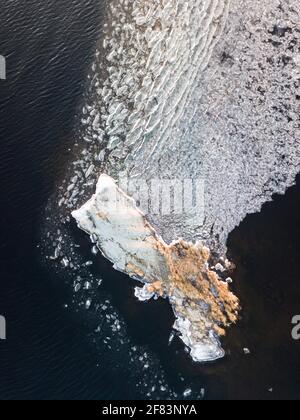 Des morceaux de glace se forment sur l'îlot au lac de congélation Banque D'Images