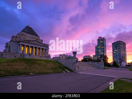 Vue panoramique sur le sanctuaire du souvenir au coucher du soleil à Melbourne, en Australie Banque D'Images
