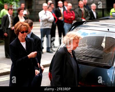 LES MEMBRES DE LA FAMILLE JONATHAN AITKEN ARRIVENT LE 1999 JUIN AU TRIBUNAL À L'ANCIEN BAILEY POUR LA DÉTERMINATION DE LA PEINE SUR DES ACCUSATIONS DE PARJURE ET PERVERTIR LE COURS DE LA JUSTICE Banque D'Images