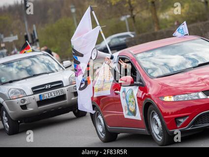 Berlin, Allemagne. 11 avril 2021. Les adversaires des mesures de Corona manifestent avec un convoi près du bâtiment du Reichstag. Credit: Christophe bateau/dpa/Alay Live News Banque D'Images