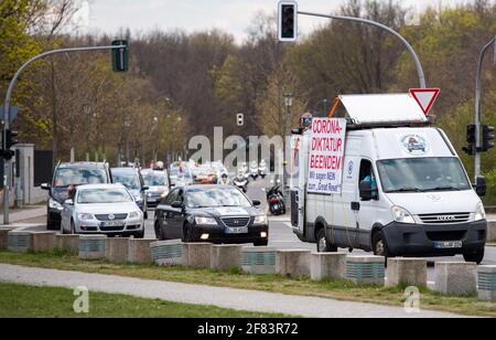 Berlin, Allemagne. 11 avril 2021. Les adversaires des mesures de Corona manifestent avec un convoi près du bâtiment du Reichstag. Credit: Christophe bateau/dpa/Alay Live News Banque D'Images