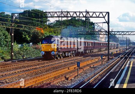 Une locomotive diesel de classe 47 numéro 47798 qui transporte le train Royal en passant par South Kenton sur la ligne principale de la côte ouest. 3 octobre 2002. Banque D'Images