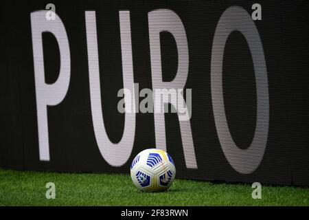 Milan, Italie. 11 avril 2021. Un ballon est vu pendant la série UN match de football entre le FC Internazionale et Cagliari Calcio au stade San Siro à Milano (Italie), le 11 avril 2021. Photo Andrea Staccioli/Insidefoto crédit: Insidefoto srl/Alamy Live News Banque D'Images