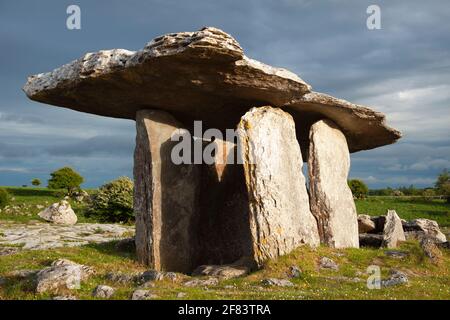 Portail Poulnabrone dolmen dans le comté de Clare en Irlande Banque D'Images