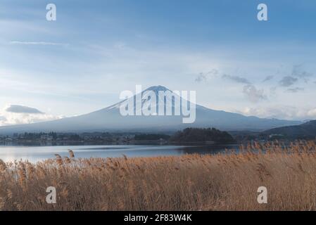 Paysage de montagne du volcan Fujiyama en hiver Banque D'Images