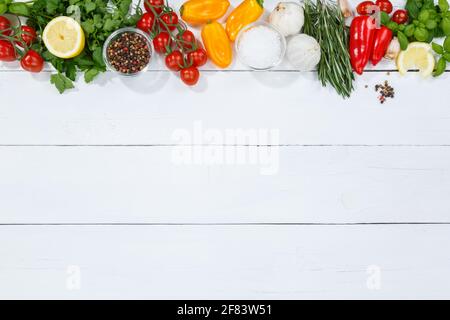 Légumes saine vegan saine alimentation biologique propre copyspace copie espace sur une planche en bois Banque D'Images