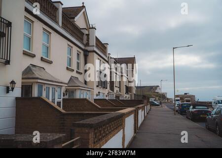 Seaford, East Sussex | Royaume-Uni - 2021.04.04 : maisons en bord de mer à Seford Beach Banque D'Images