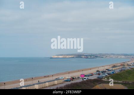 Seaford, East Sussex | Royaume-Uni - 2021.04.04 : vue sur Seaford Beach le matin nuageux depuis le sommet des falaises de craie Banque D'Images
