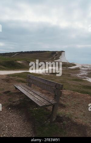 Seaford, East Sussex | Royaume-Uni. Videz le banc sur le sommet des falaises de craie à Seaford Head. Seven Sisters, sud de l'Angleterre Banque D'Images