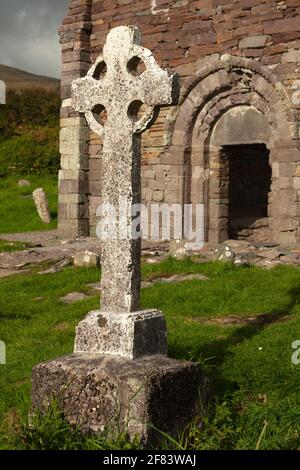 L'église médival de Kilmalkedar et le cimetière sur la péninsule de Dingle The Wild Atlantic Way à Kerry en Irlande Banque D'Images