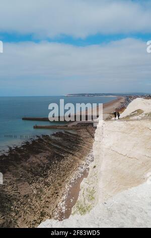Seaford, East Sussex | Royaume-Uni - 2021.04.04 : vue sur Seaford Beach le matin nuageux depuis le sommet des falaises de craie Banque D'Images
