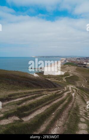 Seaford, East Sussex | Royaume-Uni - 2021.04.04 : vue sur Seaford Beach le matin nuageux depuis le sommet des falaises de craie Banque D'Images