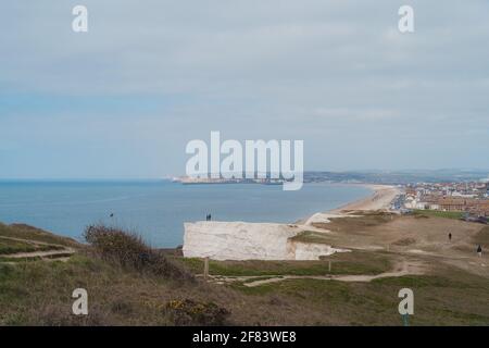 Seaford, East Sussex | Royaume-Uni - 2021.04.04 : vue sur Seaford Beach le matin nuageux depuis le sommet des falaises de craie Banque D'Images
