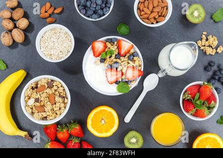 Fraise yaourt fruit petit déjeuner cuillère bol pot yaourt santé la nourriture sur une ardoise Banque D'Images