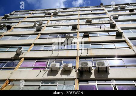 salvador, bahia, brésil - 28 décembre 2020 : des unités de climatisation sont vues sur le mur d'un bâtiment commercial dans le quartier de Comercio, dans le Banque D'Images