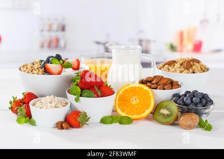 Petit déjeuner sain yogourt aux fraises bol de fruits pot manger des aliments au yaourt fruits Banque D'Images