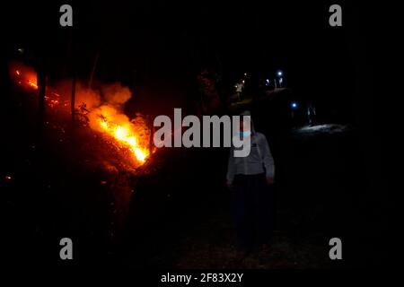 Katmandou, Népal. 11 avril 2021. Un feu de forêt frappe sur une forêt qui affecte la qualité de l'air de Katmandou à la ville la plus polluée du monde avec de la fumée épaisse qui engloutit la ville depuis quelques semaines à Katmandou, Népal, le dimanche 11 avril 2021. Crédit: Skanda Gautam/ZUMA Wire/Alay Live News Banque D'Images