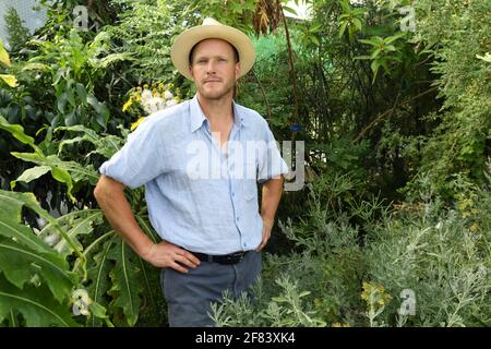 Tom Hart Dyke s'occupe de ses plantes dans les jardins Du château de Lullingstone à Eynsford, Kent, Royaume-Uni Banque D'Images