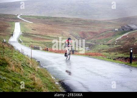 Keith Henderson se rend aux championnats nationaux d'ascension de colline, Yorkshire Dales, Royaume-Uni. Banque D'Images