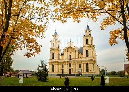 Budslau, Myadzyel Raion, région de Minsk, Bélarus. Église de l'Assomption de la Sainte Vierge Marie en automne. Banque D'Images