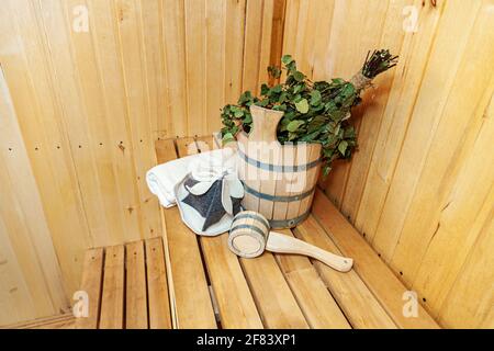 Détails de l'intérieur sauna Finlandais hammam avec sauna traditionnel bassin accessoires balai bouleau écope feutre absorbant. Ancien bain public traditionnel russe Banque D'Images