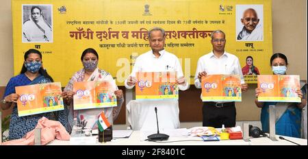Jaipur, Inde. 11 avril 2021. Le ministre en chef du Rajasthan, Ashok Gehlot, et le ministre Mamta Bhupesh lancent la politique des femmes d'État à l'occasion de l'anniversaire de naissance de Kasturba Gandhi, épouse du Mahatma Gandhi, à Jaipur. (Photo de Sumit Saraswat/Pacific Press) crédit: Pacific Press Media production Corp./Alay Live News Banque D'Images