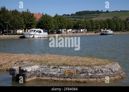 Bassin à Pouilly-en-Auxois sur le canal de Bourgogne dans le Côte-d'Or Bourgogne France Banque D'Images