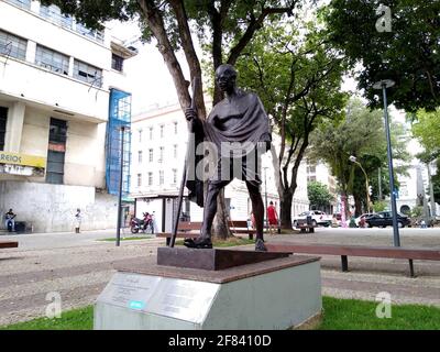 salvador, bahia / brésil - 16 novembre 2020: Sculpture du Mahatma Gandhi est vu dans une place dans la ville de Salvador. Banque D'Images