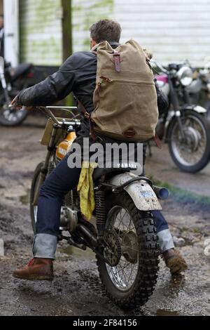 Homme à vélo enduro motocross hors route avec sac à dos. Banque D'Images