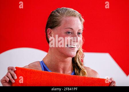 EINDHOVEN, PAYS-BAS - AVRIL 11 : Kira Toussaint célèbre le record hollandais de senior dans les femmes 100m BackStroke finales pendant la Qualificati d'Eindhoven Banque D'Images